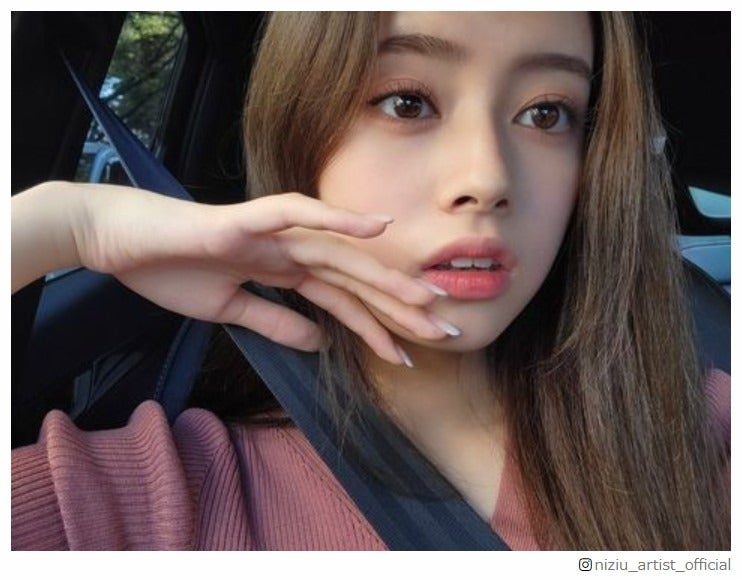 NiziUリマ、母親と“ドライブデート”中の写真公開「美人すぎる」「天使みたい」と反響