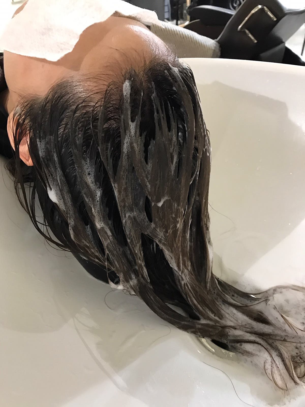 まずは髪を洗いフラットな状態に