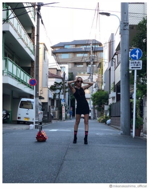 中島美嘉、ほっそり美脚際立つタイトワンピ姿に反響「美しい」「スタイル良すぎ」