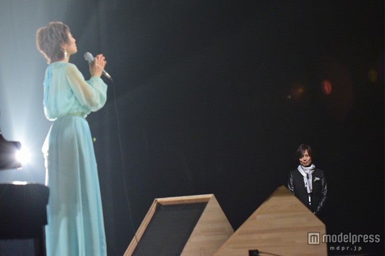 クミコのパフォーマンスを見守るつんく♂（画像提供：NHK）