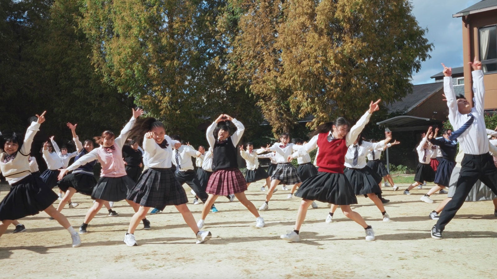 ダンスパフォーマンスをする高校生（C）日本テレビ