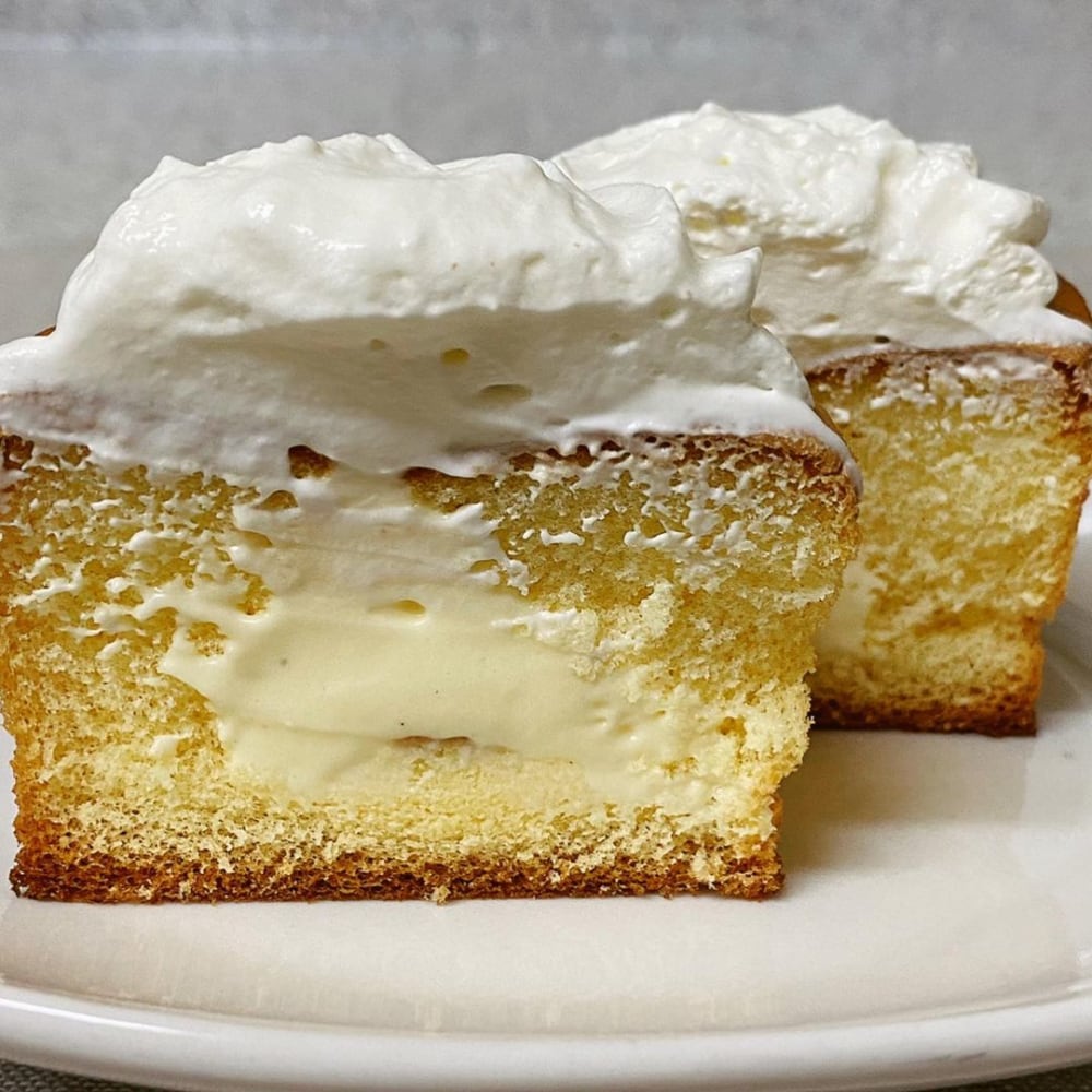 ファミリーマートのふわふわシフォンケーキをカットした写真