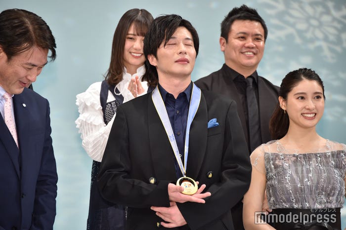 金メダルを噛みしめる田中圭(C)モデルプレス