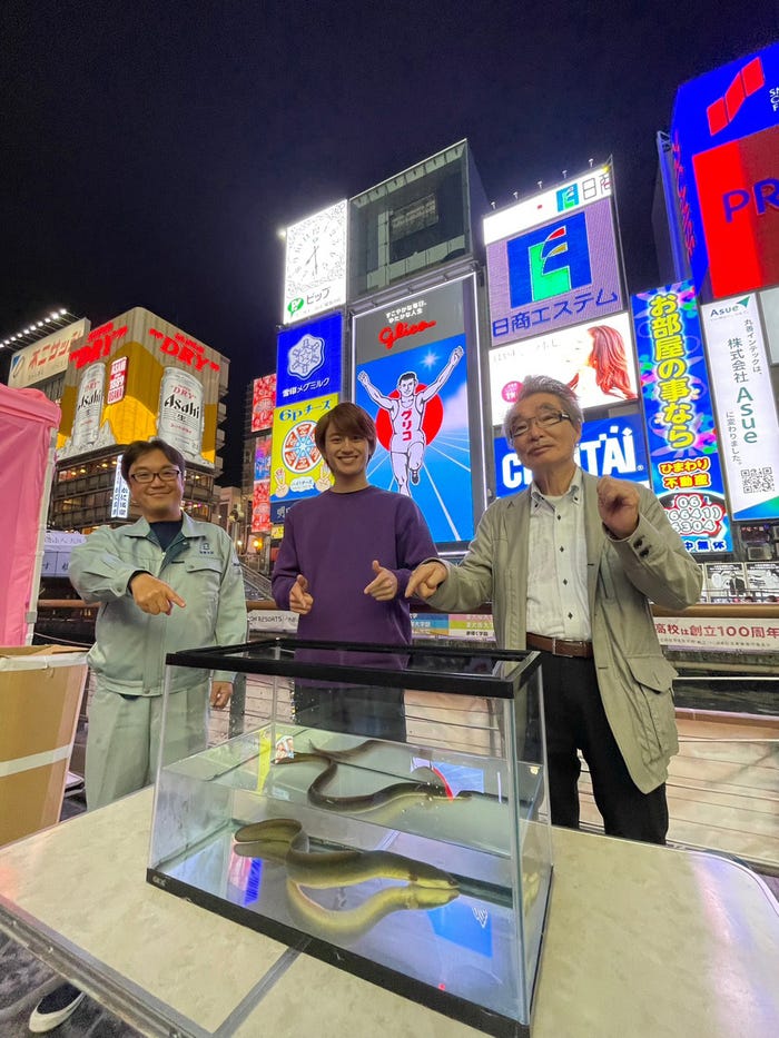 (左から)山本義彦さん、小島健、亀井哲夫さん(C)MBS