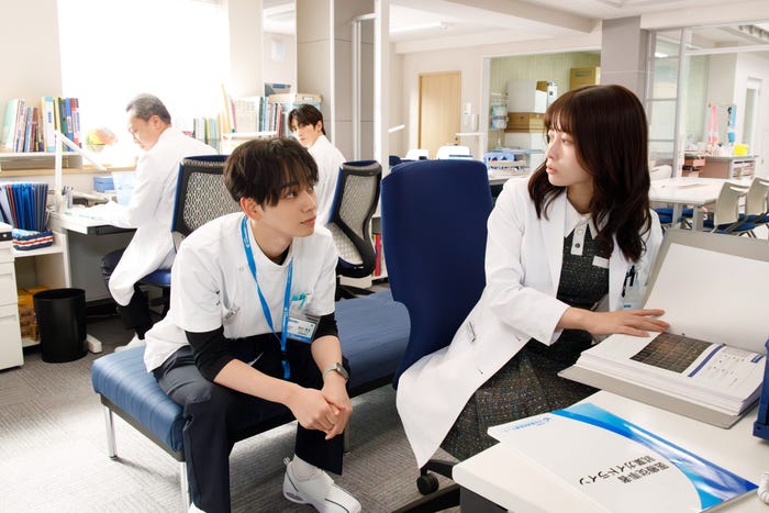 宮世琉弥、橋本環奈「ヤンドク!」第1話(C)フジテレビ