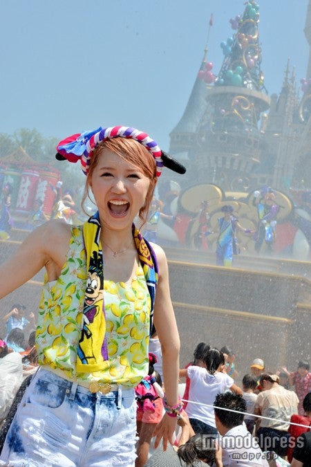 太陽のもとで水を浴びる快感は格別／モデル：河西里音