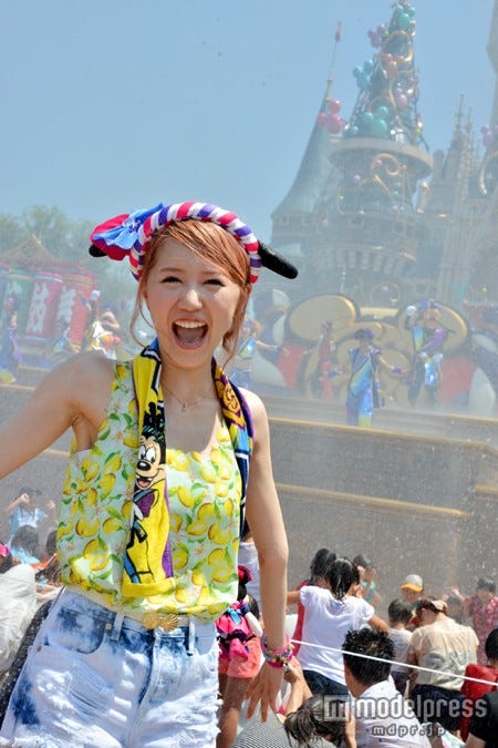 太陽のもとで水を浴びる快感は格別/モデル:河西里音