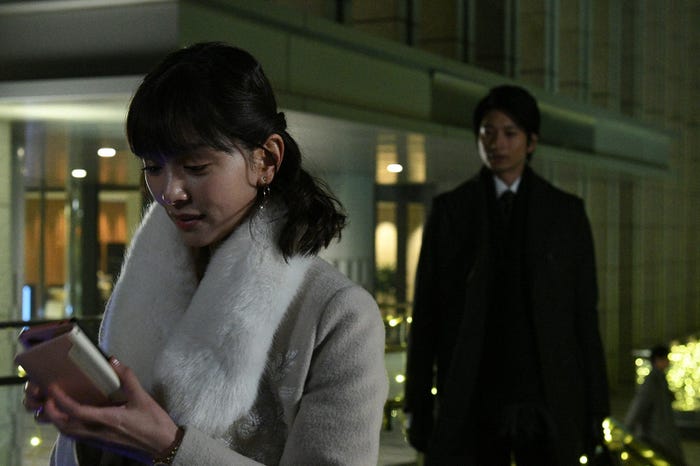 石橋杏奈、向井理/「きみが心に棲みついた」第2話より(C)TBS