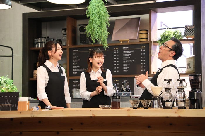 富田鈴花、松田好花、角田晃広(C)日本テレビ