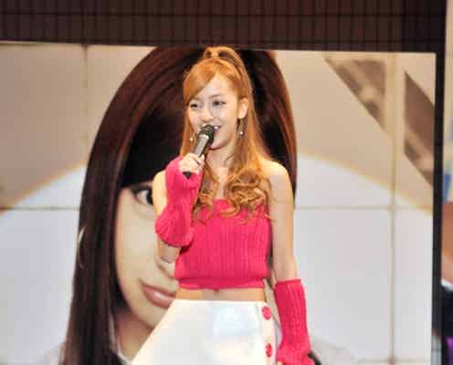 板野友美、セクシー衣装でへそ出し フリーライブに約4000人が集結