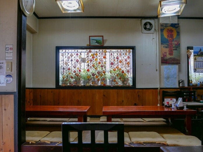 テーブル席、カウンター席、お座敷あり（2022年5月20日撮影）