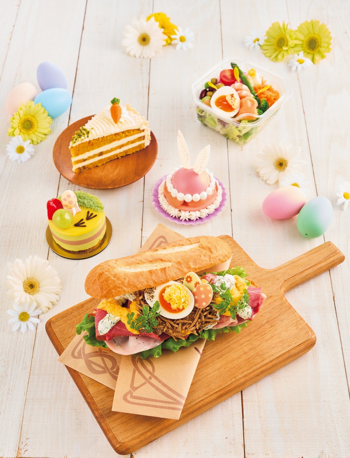 キャロット・ケーキ ～シナモン＆クルミ～、スモークサーモン＆彩り野菜のイースター・サラダ、イースターバニー・ケーキ ～ストロベリー＆ピーチ、たまご＆パストラミビーフのイースター・サンドウィッチ、イースター・エッグ・ケーキ ～ピスタチオ＆レモン～／画像提供：ユニバーサル・スタジオ・ジャパン