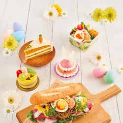 キャロット・ケーキ ~シナモン&クルミ~、スモークサーモン&彩り野菜のイースター・サラダ、イースターバニー・ケーキ ~ストロベリー&ピーチ、たまご&パストラミビーフのイースター・サンドウィッチ、イースター・エッグ・ケーキ ~ピスタチオ&レモン~/画像提供:ユニバーサル・スタジオ・ジャパン