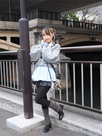 44歳現役アイドル、ミニスカ×ルーズソックス姿が話題「20代に見える」「44歳には絶対見えない」