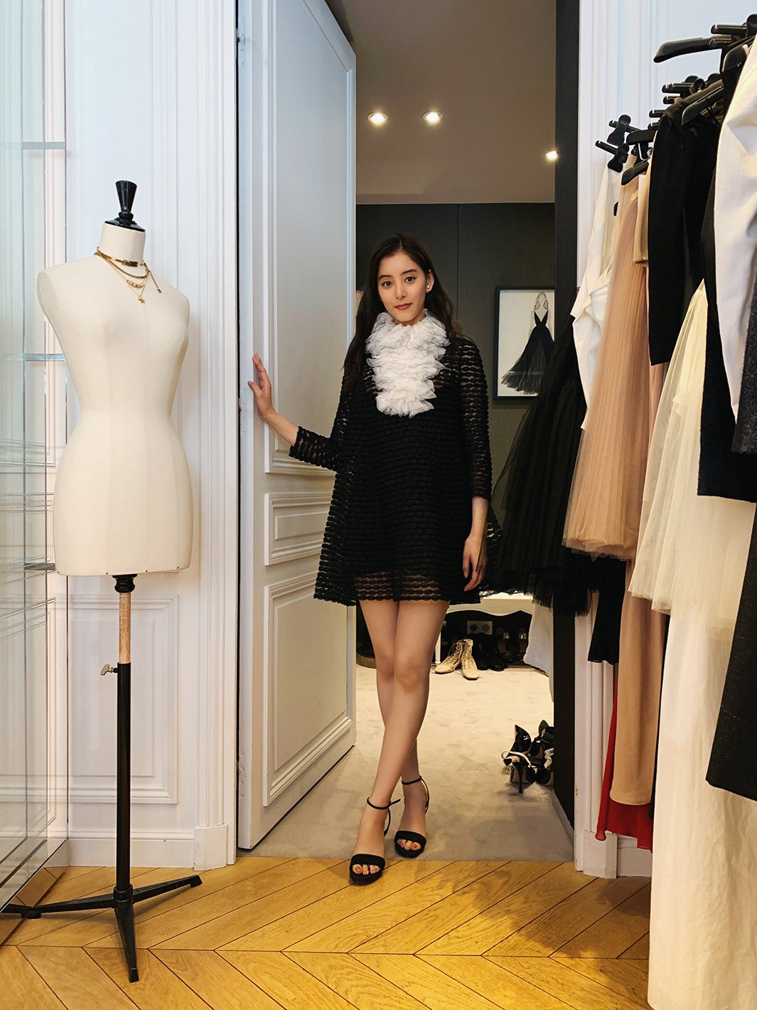 新木優子プライベートショット／オートクチュールドレスに身を通す（提供画像）