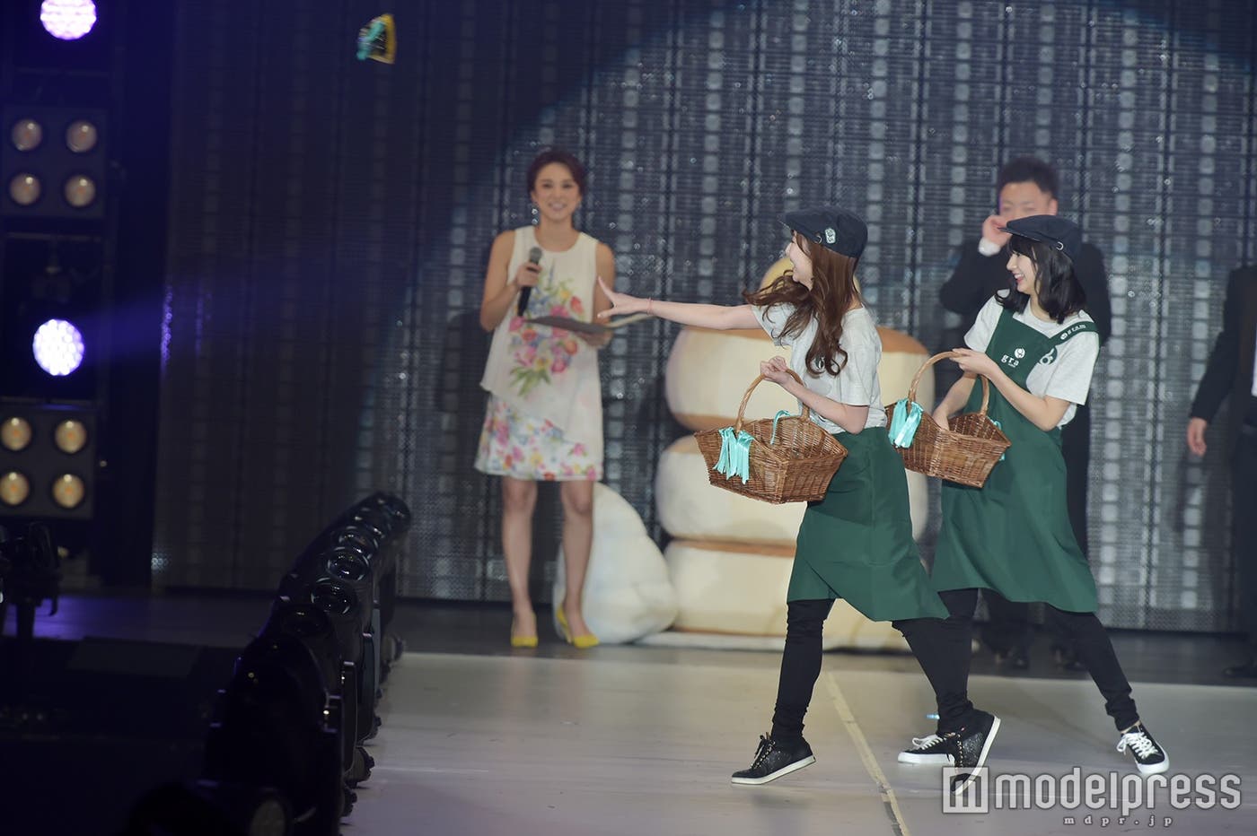 観客にぬいぐるみ&お菓子をプレゼント (C)モデルプレス