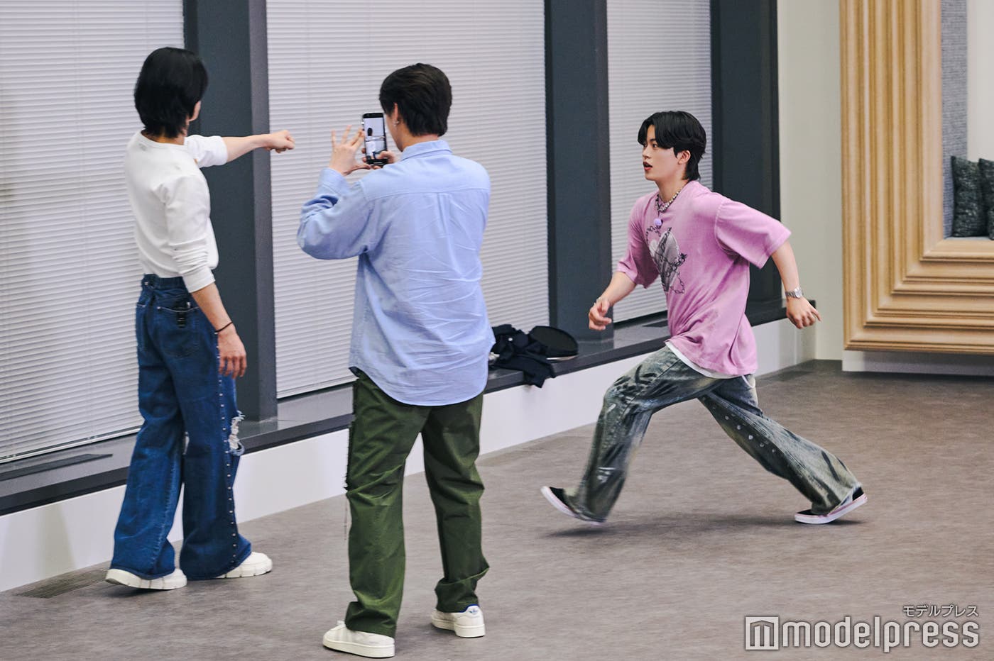 全速力で佐藤に殴られに行く木全(C)モデルプレス