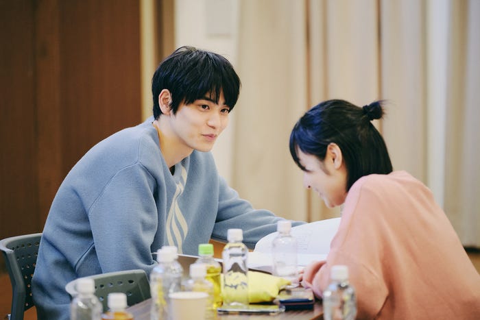 鈴木志遠、白石優愛「恋愛ドラマな恋がしたい~Kiss me like a princess~」第1話(C)AbemaTV, Inc.