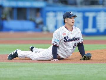 ヤクルト衝撃 吉村6球で緊急降板 佐藤輝のライナーが右手付近直撃で負傷 佐藤輝も心配そうな表情 首位攻防3連戦初戦開始4分で先発にアクシデント