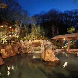 野天岩風呂(夜)/画像提供:ネスタリゾート神戸