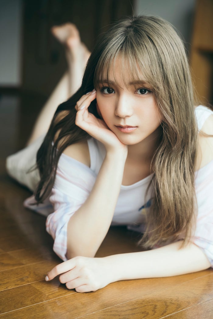 「めざまし」イマドキガール・愛来、ミニ丈コーデで美脚輝く【デジタルフォトブック「愛来　雨上がり愛し」】