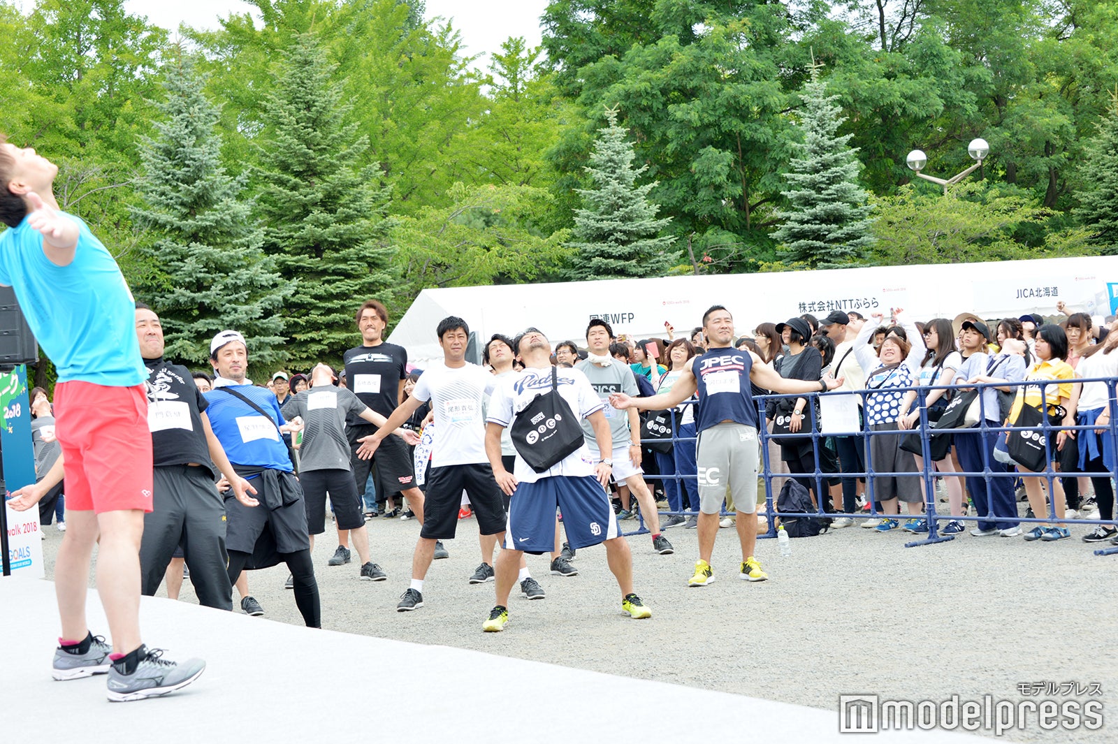 スタート前にラジオ体操（C）モデルプレス