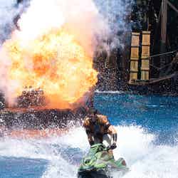 進化を遂げた「ウォーターワールド」ショーの様子/TM & (C) Universal Studios. All rights reserved.