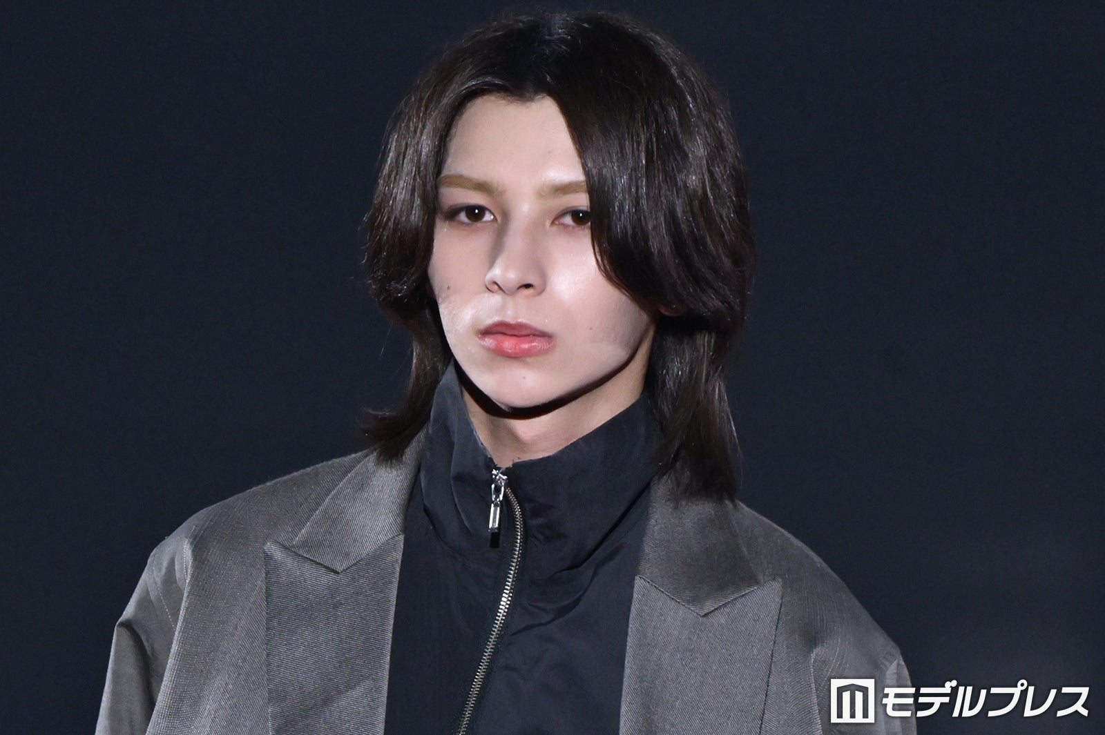STARGLOW・ADAM、クールな表情で色気放つ「脚長すぎて二度見した」「レベチのスタイル」と反響【TGC2026A/W】