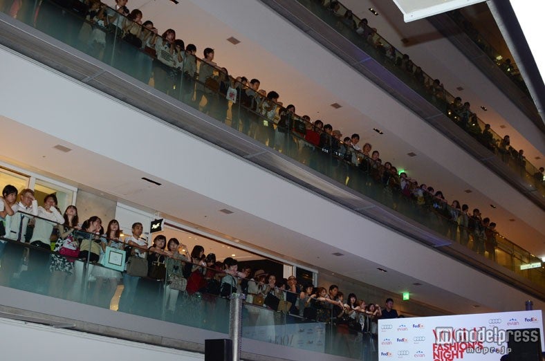 オープニングセレモニーをひと目見ようと多くの観客が詰めかけた