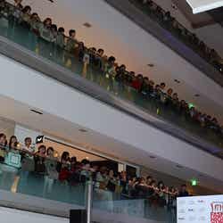 オープニングセレモニーをひと目見ようと多くの観客が詰めかけた