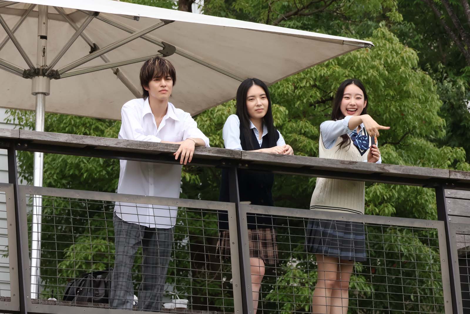 （左から）奥野壮、大原梓、倉沢杏菜「ビリオン×スクール」第5話より（C）フジテレビ