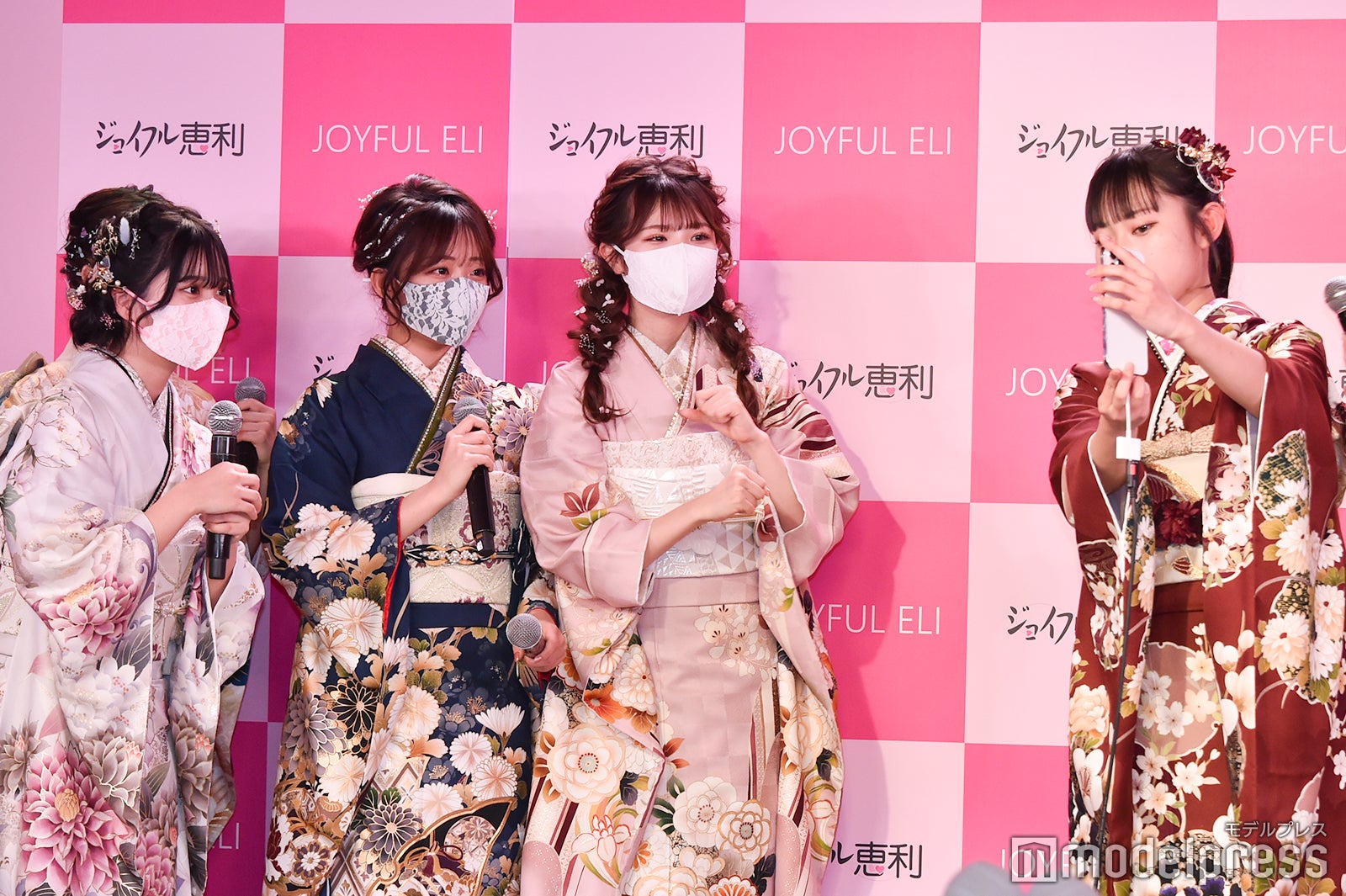 レースマスクを着けた実熊瑠琉、折田涼夏、わたげ、石川翔鈴を撮影する本望あやか （C）モデルプレス