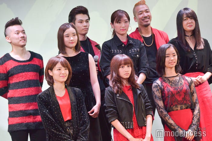 劇団4ドル50セント(1列目左から)糸原美波、福島雪菜、前田悠雅、(2列目左から)安倍乙、谷口愛祐美、岡田帆乃佳(3列目左から)久道成光、奈波慎剛、うえきやサトシ(C)モデルプレス