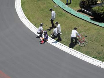 【競輪】岸和田G1 先頭誘導員が落車するアクシデント