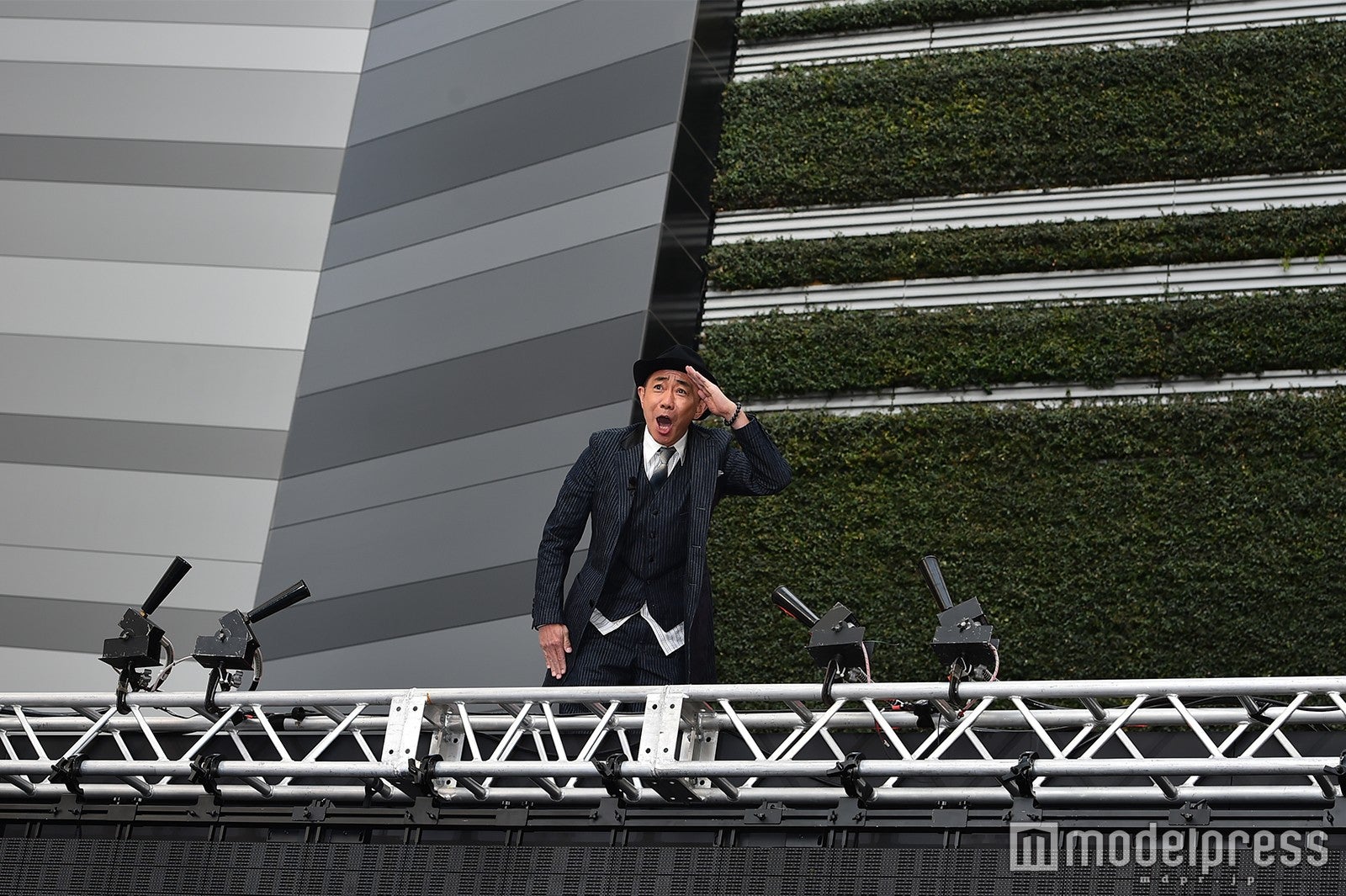 木梨憲武がポップアップで飛び上がり登場 （C）モデルプレス