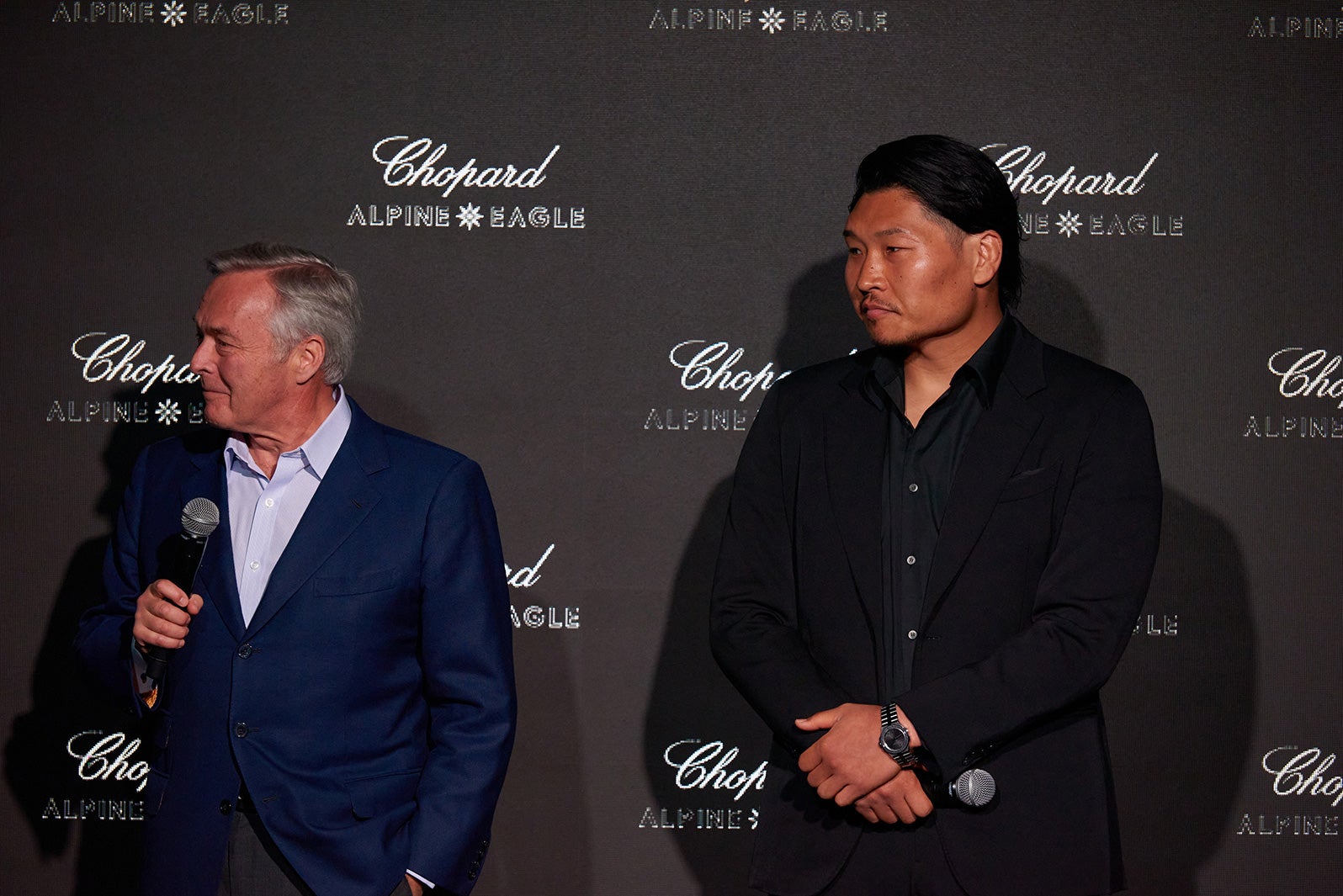 （左から）カール-フリードリッヒ・ショイフレ、稲垣啓太選手（提供写真）