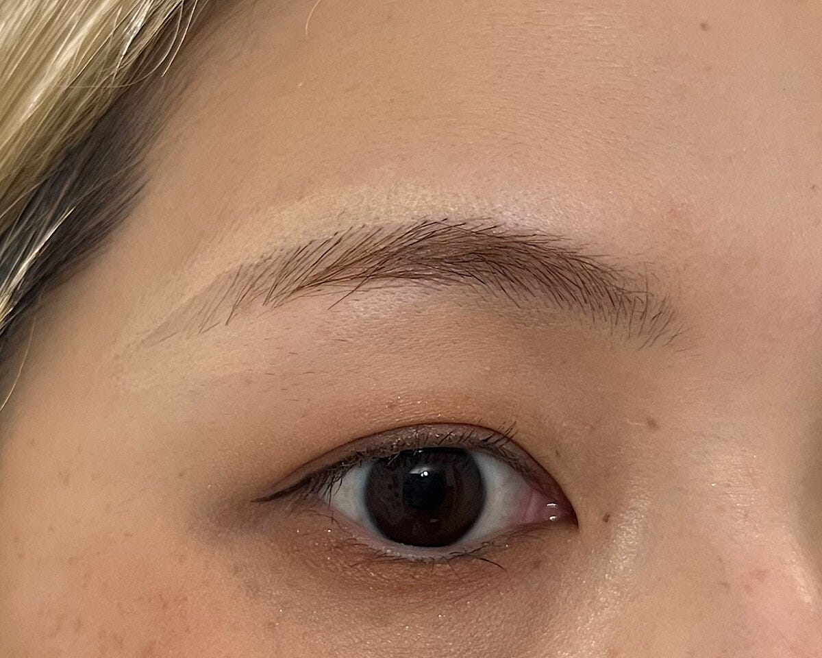 コンシーラーで眉を縁どる