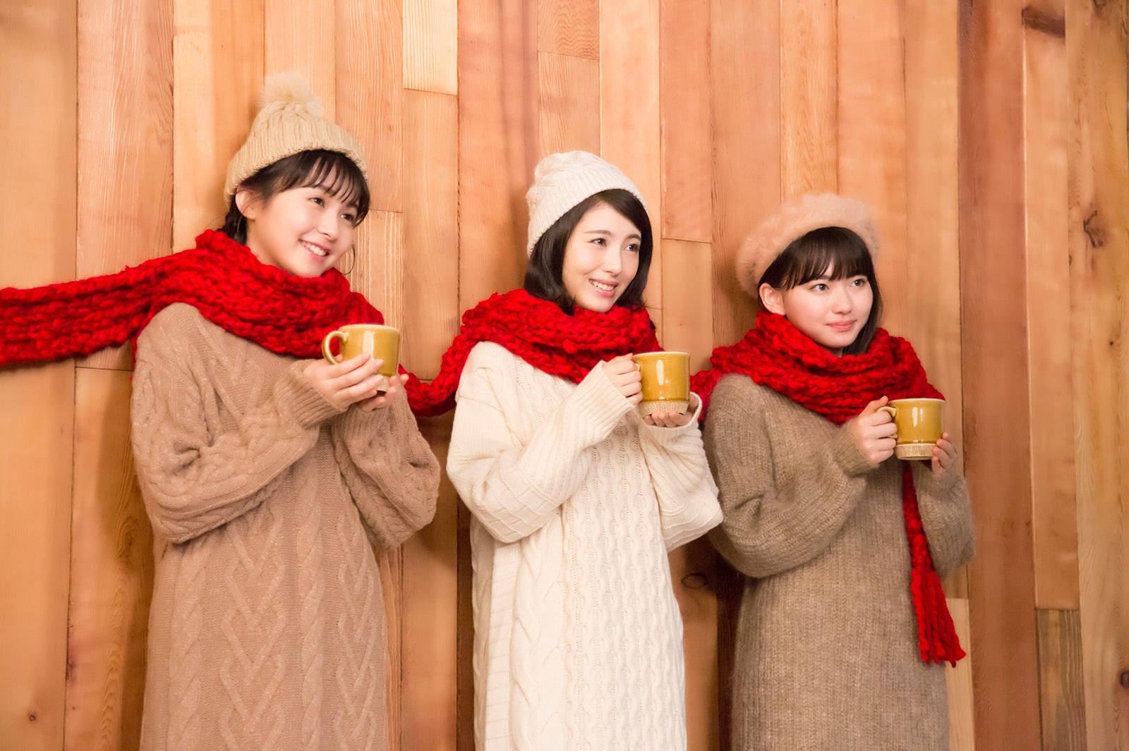 （左から）久間田琳加、浜辺美波、山田杏奈／新CMメイキングカット（提供画像）