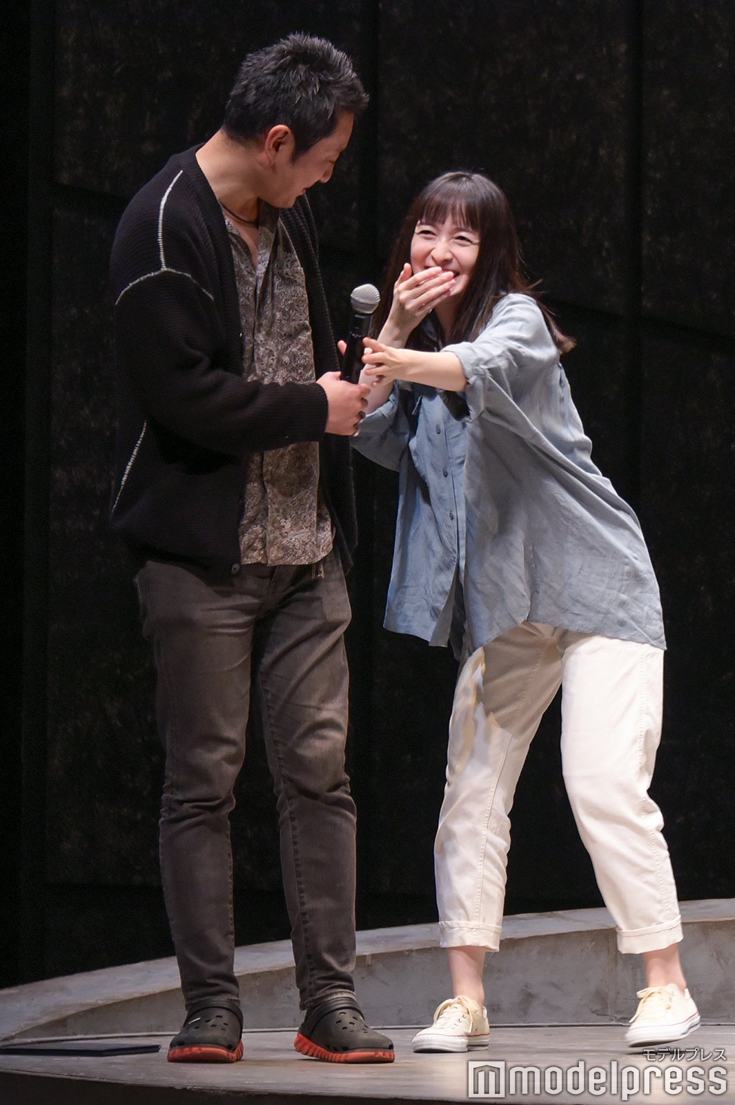 谷賢一氏、奥村佳恵（C）モデルプレス