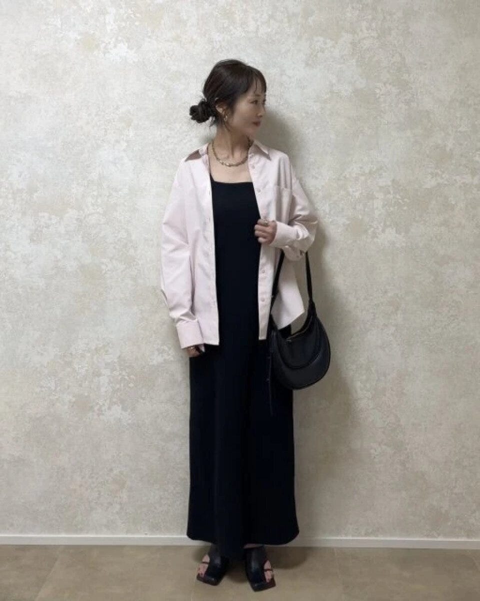 黒ワンピースコーデ 大人女性おすすめピンクシャツ黒ワンピースコーデ