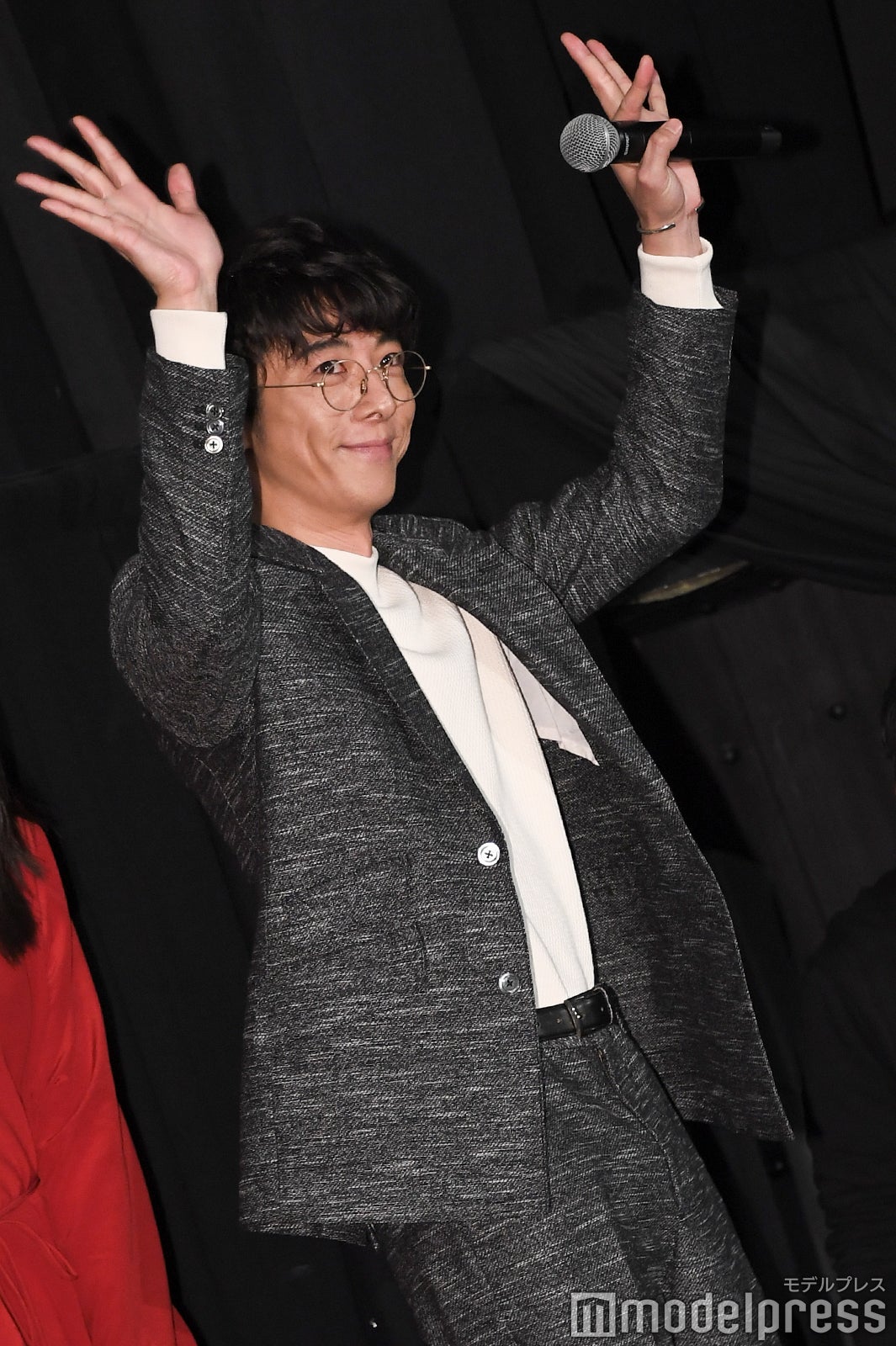 退場時も最後まで手を振っていた高橋一生 （C）モデルプレス