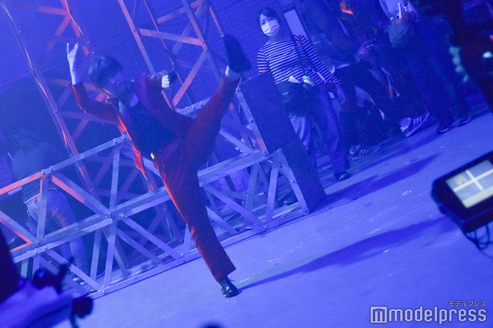 アクロバットのシーンを練習する光永／吉本坂46RED「君の唇を離さない」MV撮影風景（C）モデルプレス