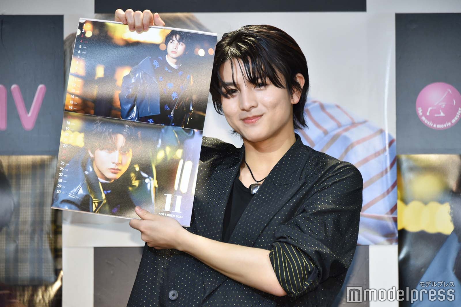 お気に入りカットを紹介する柏木悠（C）モデルプレス