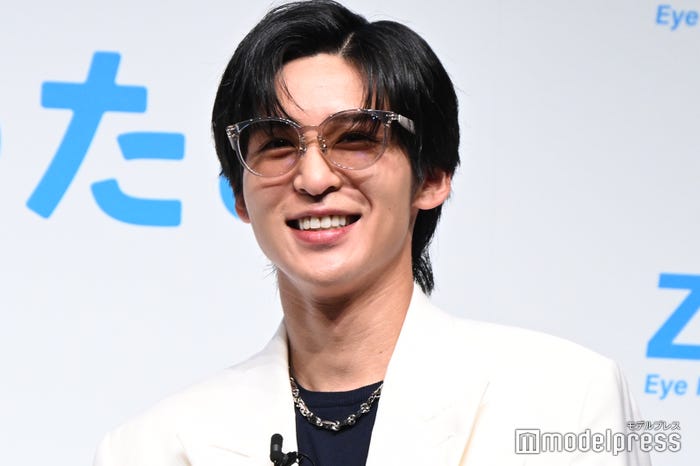 マネージャーを思い浮かべて“通勤用”サングラスをセレクトした目黒蓮(C)モデルプレス