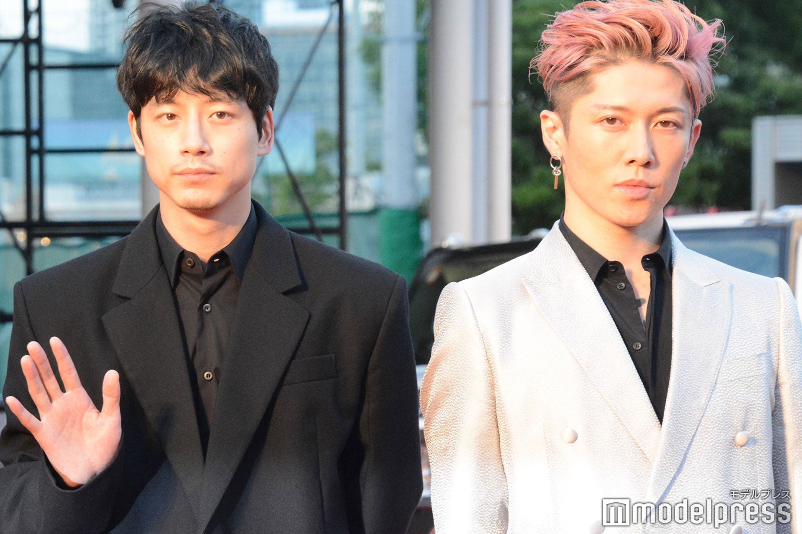 （左から）坂口健太郎、MIYAVI （C）モデルプレス