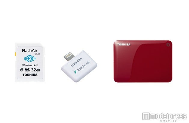 旅行先でも手軽に写真や動画をシェア（左より）「FlashAir」「TransferJet TM」「CANVIO」