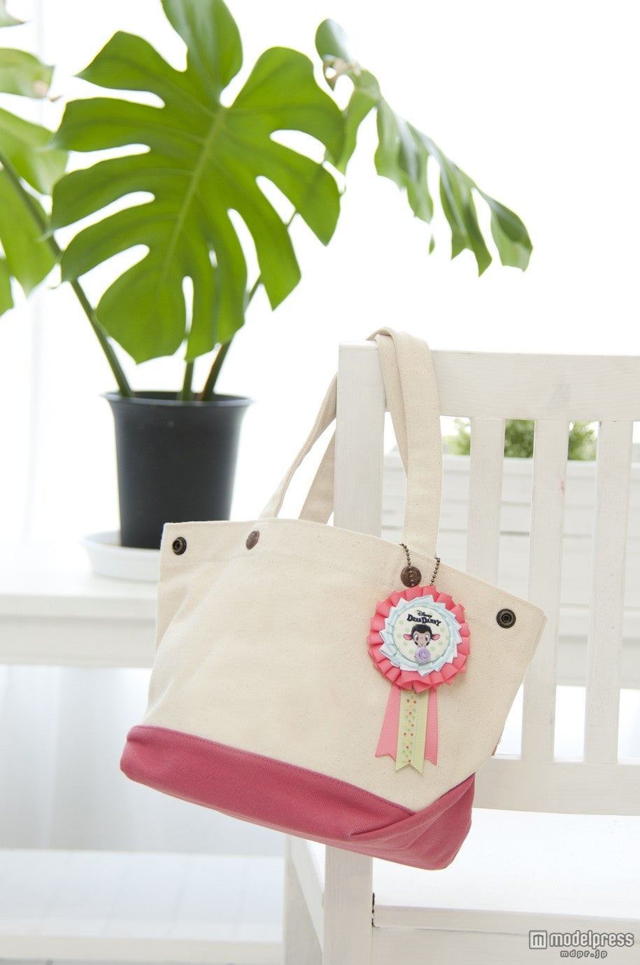 おしゃれなアイテムとしてバッグにも（C）Disney