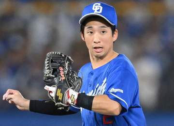中日・田中幹也が緊急交代 今季初先発の遊撃で悪夢 ダイビングキャッチで左手首負傷か トレーナーに付き添われてベンチへ アクシデントに神宮騒然