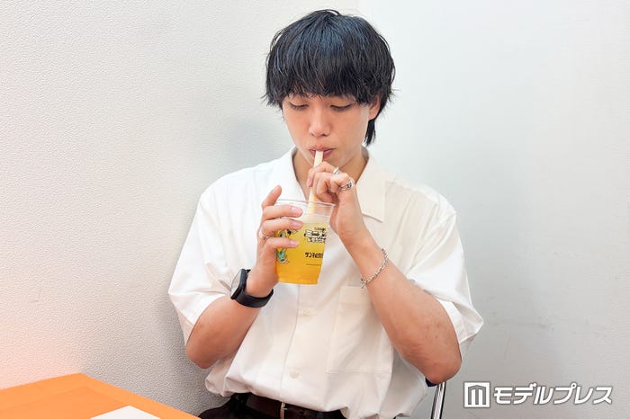 「炭酸の爽快感とパッションフルーツの風味がよく、ナタデココの食感も楽しく、暑い季節に飲みたくなるドリンクだと感じました」(Keishi)/(C)モデルプレス