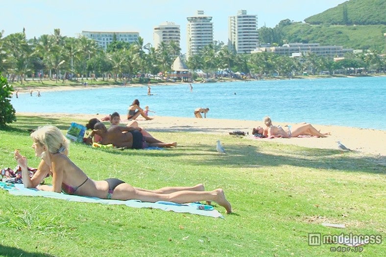 アンスバタビーチは砂浜の幅が狭いので、ビーチ沿いのベンチや芝生で過ごすのも心地良い